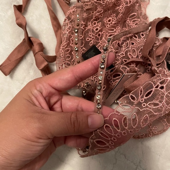 Victoria Secret - Picture 4 of 4